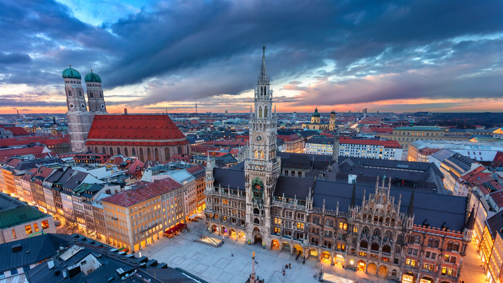 Callboy & Begleitservice in München – Frauenkirche und Neues Rathaus am Marienplatz im Abendlicht